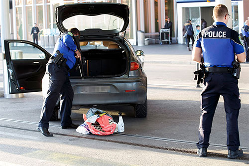dos policías registran un coche en Ginebra Los suizos aprueban una ley que prevé escuchas telefónicas y vigilancia de internet
